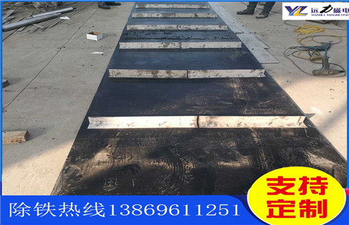 不锈钢草莓视频在线视频皮带厂家服务湖南皮带悬挂式草莓视频在线视频，草莓视频在线视频卸铁皮带主要是安装在各个型号的电磁、永磁自卸式草莓视频在线视频上，当输料皮带上的散状物料经过自卸草莓视频在线视频底部时，混杂在物料中的铁磁性杂质在草莓视频在线视频磁芯强大的磁场力作用下被吸附到草莓视频在线视频卸铁皮带上，由不停运转的卸铁皮带将吸附住的铁杂质刮出，卸进集铁箱，从而达到自动连续除铁的目的。无需人工清理，实现了自动化除铁。  一、不锈钢草莓视频在线视频皮带厂家服务湖南皮带悬挂式草莓视频在线视频选型指南：  1.提供卸铁皮带准确的带宽、周长及厚度。  2.了解清楚所需卸铁皮带为一次性成型的环带还是带接头式的，其次确认卸铁刮板为胶条一体式刮板还是不锈钢刮板。  注：一般情况下，草莓视频在线视频生产厂家在生产草莓视频在线视频时用的是一次性成型的环带，但用户在后期更换时，一次性成型的环带不方便更换及安装，需将草莓视频在线视频大拆大卸，套上卸铁皮带之后，然后重新组装，更换非常麻烦。带接头式的卸铁皮带就很大程度上解决了这一问题，省去了拆装草莓视频在线视频的过程，只需要将皮带安装之后在接头处对接即可,省时省力，结实耐用。  二、不锈钢草莓视频在线视频皮带厂家服务湖南皮带悬挂式草莓视频在线视频  草莓视频在线视频接通电源后，励磁系统产生强大的磁场，当输送机械上的散状物料经过草莓视频在线视频下方时，混杂在物料中的铁磁性杂物，在草莓视频在线视频磁场力作用下被不断吸起(铁磁性杂物重量为0.1-25kg)，吸附在草莓视频在线视频下表面上，当需要除去吸附在草莓视频在线视频上的铁磁性杂物时，可将草莓视频在线视频移至集铁箱上方，切断励磁电源设备磁场消失，铁磁性杂物在重力作用下掉入集铁箱中。